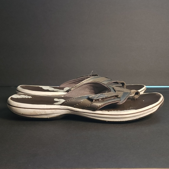 π 3 for $15 Deal! πClarks flip flop sandals 6M brown with white design - Picture 3 of 7